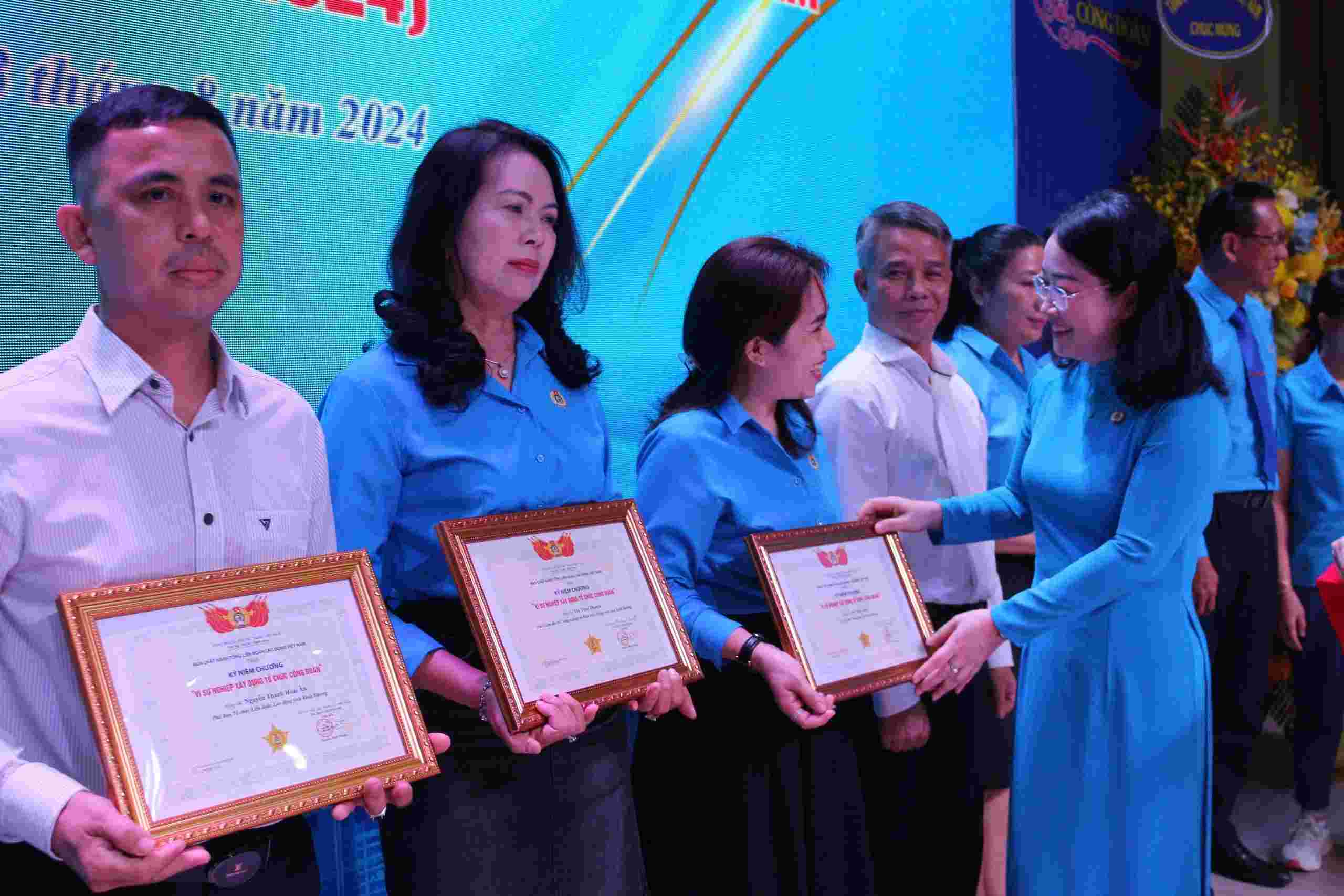 Ms. Nguyen Kim Loan - Chairwoman of the Confederation of Labor of Binh Duong province awarded Mr. Huynh Thanh Xuan - Vice President of the General Confederation of Labor of Vietnam medals for the cause of building trade unions to individuals. Photo: Duong Binh