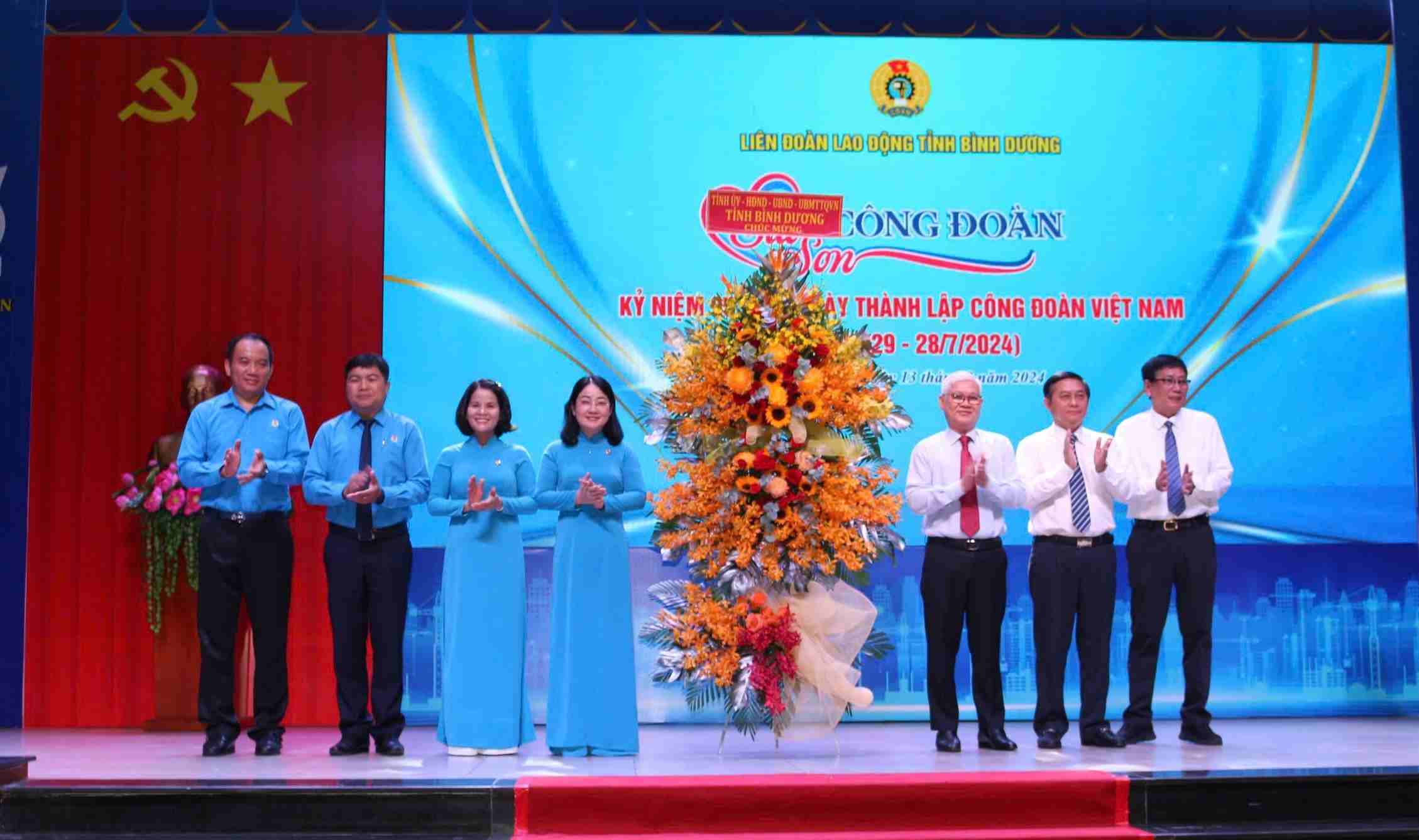 Mr. Nguyen Van Loi - Secretary of Binh Duong Provincial Party Committee, Mr. Nguyen Van Loc - Chairman of Binh Duong Provincial People's Council, Mr. Mai Hung Dung - Standing Vice Chairman of Binh Duong Provincial People's Committee presented flowers to congratulate Binh Duong Provincial Labor Federation. Photo: Duong Binh