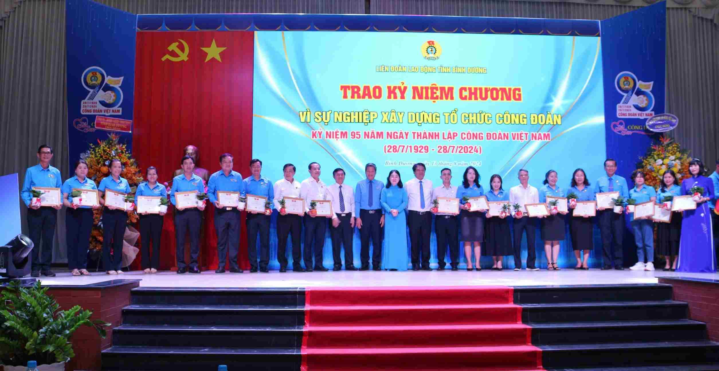 Leaders of the General Confederation of Labor of Vietnam and the Confederation of Labor of Binh Duong province awarded medals for the cause of building the Trade Union organization to individuals. Photo: Duong Binh