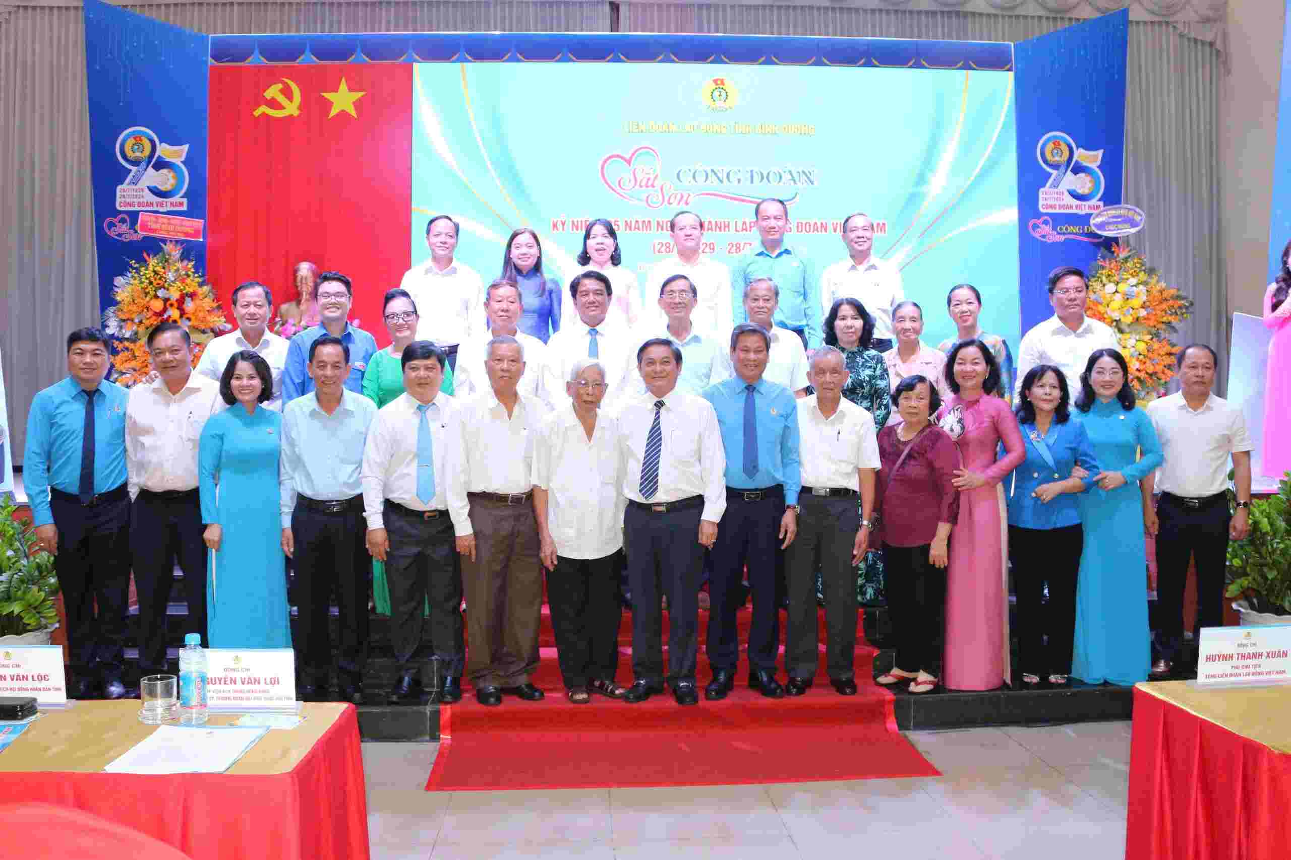 Delegates attending the conference took souvenir photos. Photo: Duong Binh