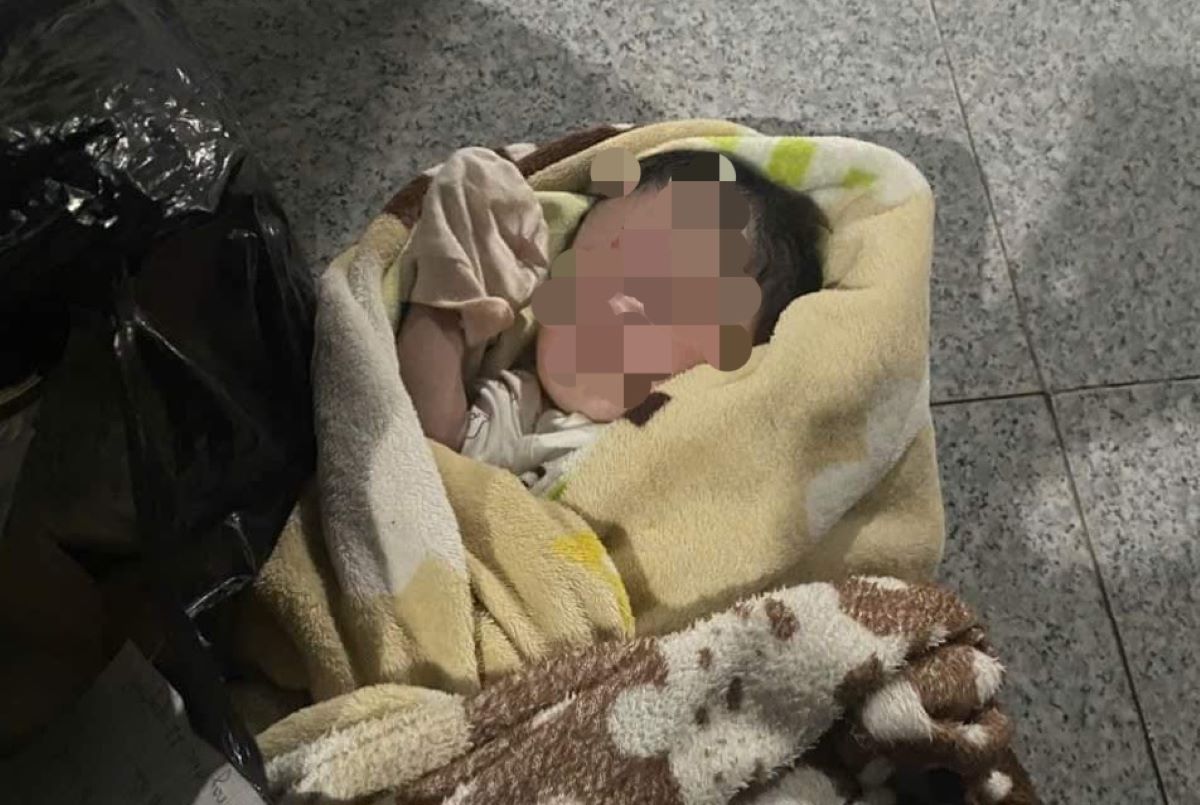 Bé gái bị bỏ rơi trước cổng chùa. Ảnh: H.Nguyên.