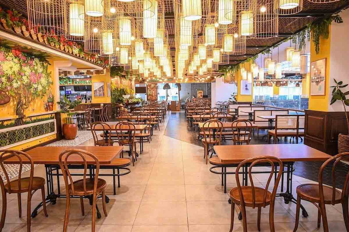 The complex of dining, shopping, entertainment areas, cinema rooms, and gyms is located right in the main office to help Vietjet workers regenerate labor and promote creativity.