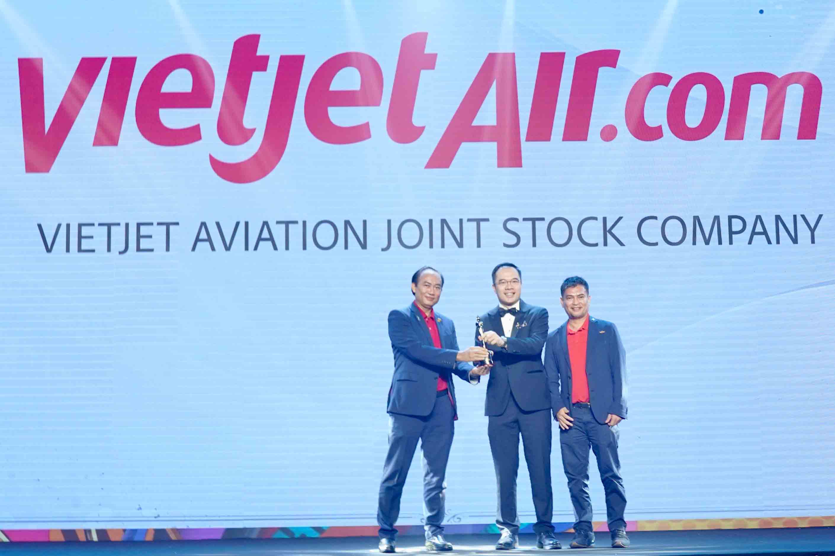 Vietjet Deputy General Director To Viet Thang (far left), representing Vietjet, received the Asia's Best Place to Work 2024 award.