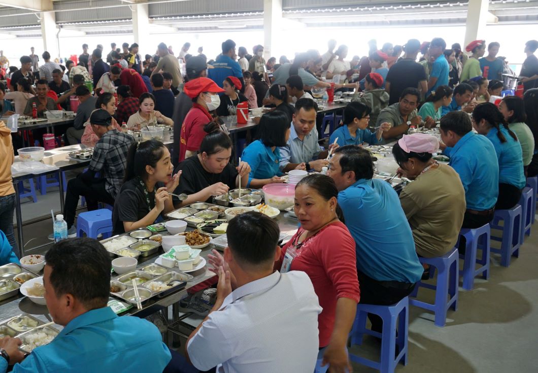 Lãnh đạo LĐLĐ tỉnh Sóc Trăng cùng dùng Bữa cơm Công đoàn với công nhân, người lao động. Ảnh: Phương Anh