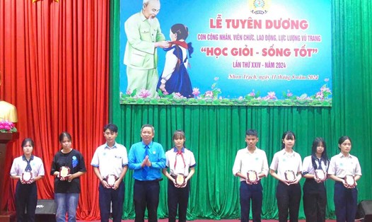 517 con công nhân viên chức lao động, lực lượng vũ trang ở huyện Nhơn Trạch được tuyên dương học giỏi sống tốt. Ảnh: Xuân Mai