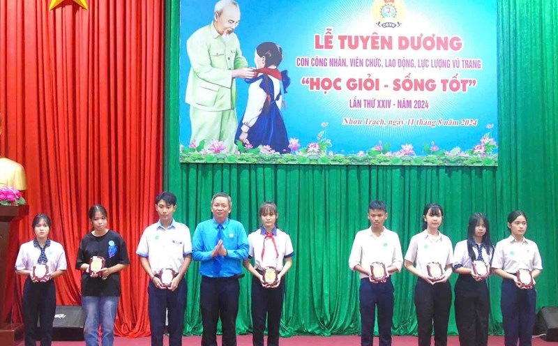 517 con công nhân viên chức lao động, lực lượng vũ trang ở huyện Nhơn Trạch được tuyên dương học giỏi sống tốt. Ảnh: Xuân Mai