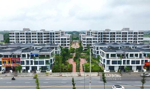 Khu nhà ở xã hội cho công nhân Khu công nghiệp Phú Hà nằm trong khu vực sát tuyến đường Hùng Vương. Ảnh: Tô Công.