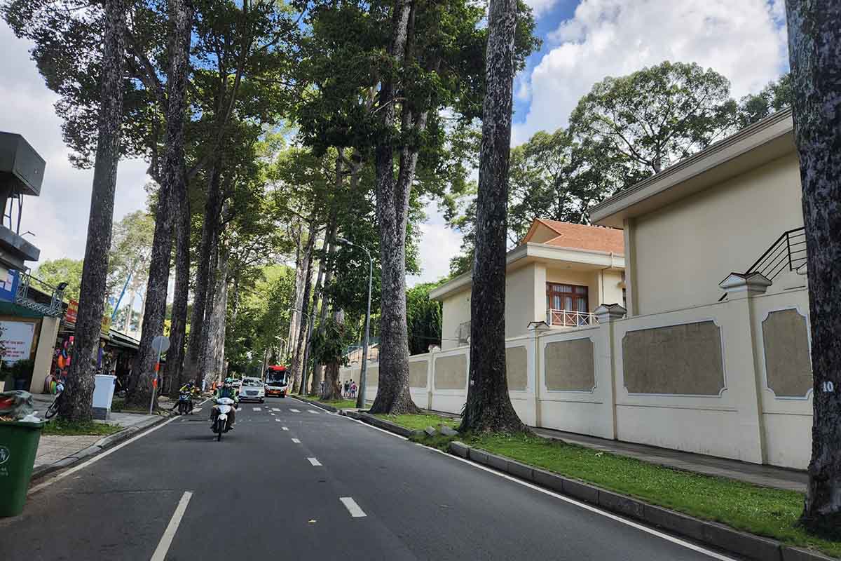 Ms. Le Thi Tuyet Nhi (District 3) said that she often goes to this park to exercise so she is quite worried about trees falling, but seeing the agencies increasing their inspection of trees makes her feel more secure. .