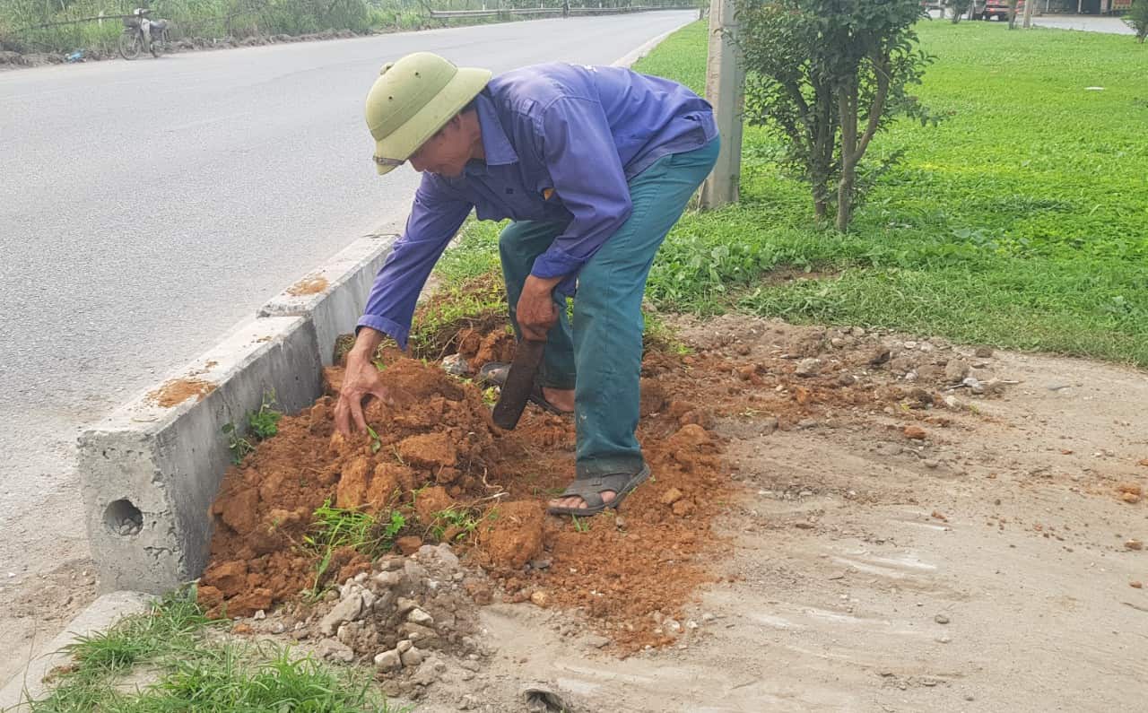 Nhiều đoạn bờ bo dải phân cách giữa trên tuyến QL1A tránh TP Ninh Bình được lắp đặt lại nhưng chỉ được mấy hôm, người dân lại phá ra. Ảnh: Nguyễn Trường