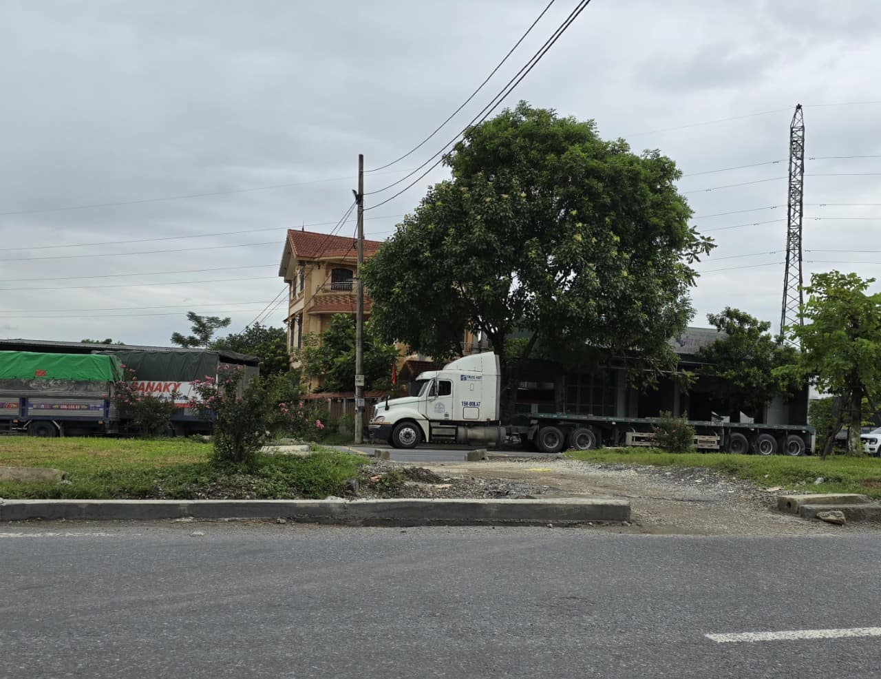 Hàng chục lối đi sang đường được tạo ra do người dân tự ý phá dải phân cách giữa của tuyến đường. Ảnh: Nguyễn Trường