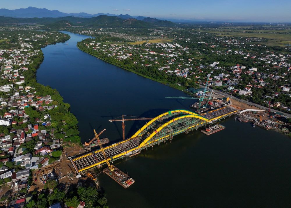 On August 13, the Traffic Construction Investment Project Management Board of Thua Thien Hue province said that the Nguyen Hoang Bridge project across the Huong River in terms of construction progress of the basic bridge part met the required schedule.