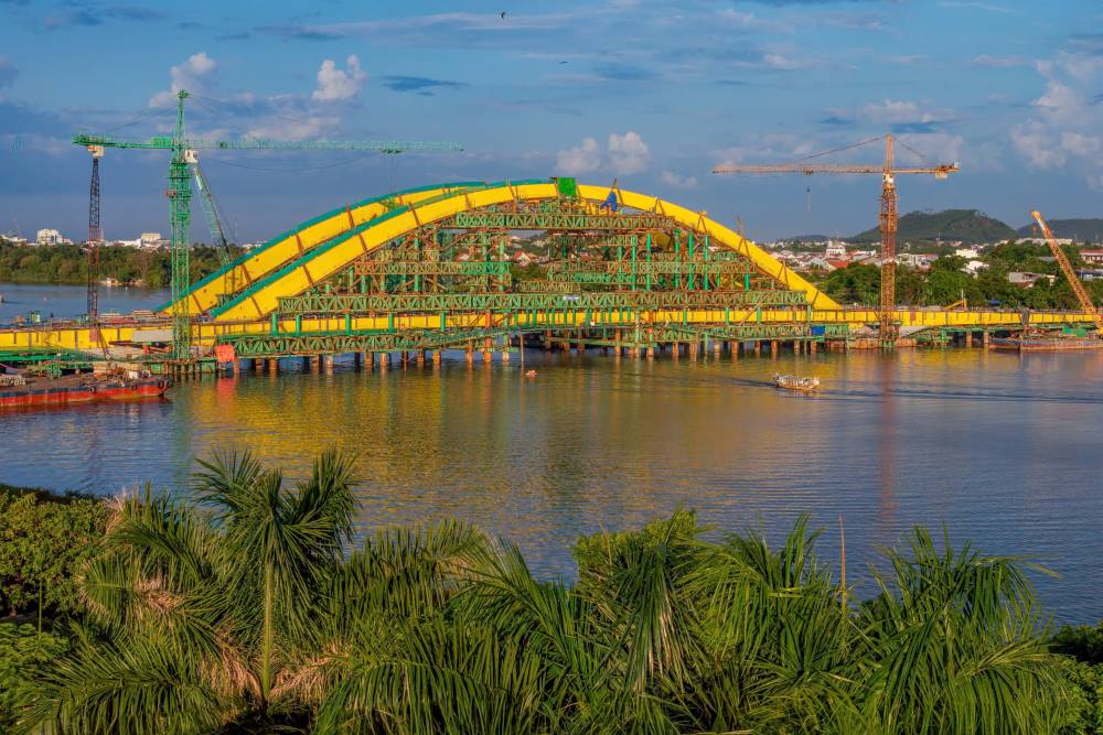 Nguyen Hoang overpass belongs to the overpass project across Huong River and expanded Nguyen Hoang street with a total investment of more than 2,280 billion VND. Of which, phase 1 is more than 1,855 million VND from central and local budget capital; The project starts construction in December 2022, expected completion date December 17, 2025.