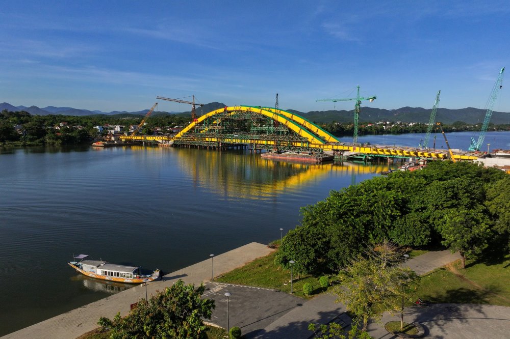 Nguyen Hoang overpass has a length of about 380m, steel arch bridge includes 5 beam spans, 43m width, 6 vehicle lanes, 3m wide walking lane, 210m long path at both ends. The starting point is at the intersection of Kim Long - Nguyen Phuc Nguyen - Nguyen Hoang streets and the ending point is at the intersection of Bui Thi Xuan streets.