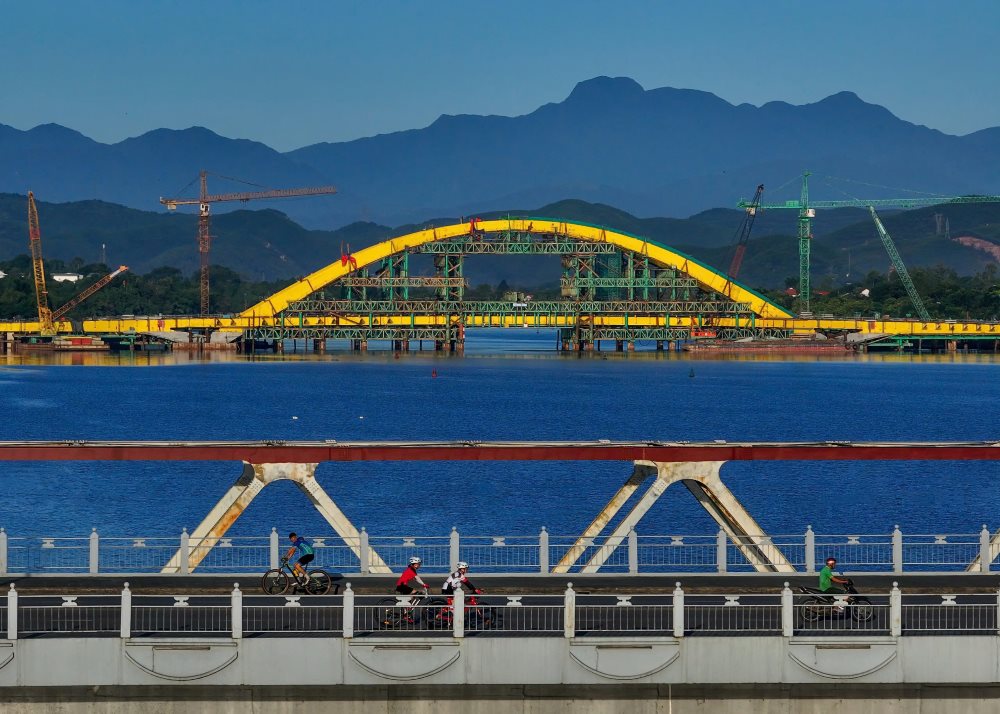 When completed, the bridge will help form and develop satellite towns and new urban areas in the west of Hue City; socio-economic development, tourism services, improving people's lives. In addition, Nguyen Hoang Bridge on Ring Road 3 is the main road connecting the Northwest region with the Southwest region of Hue city. After renovation, it will create conditions for the construction of new urban areas. along the project under the detailed planning of Tay An Hoa area, the northern area of ​​Huong So and An Hoa wards, the Huong Long ward area, the Kim Long area, the western residential area of ​​Hue city and the Thuy Xuan area . The formation of these new urban areas will have a pervasive impact, creating a premise for Thua Thien Hue province to soon become a city directly under the Central Government.