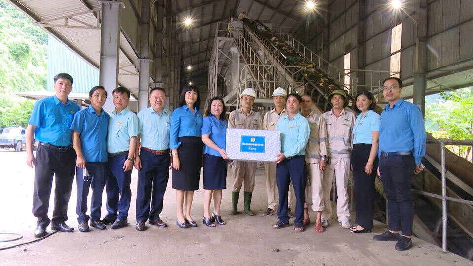 Leaders of the Vietnam General Confederation of Labor gave gifts to workers  