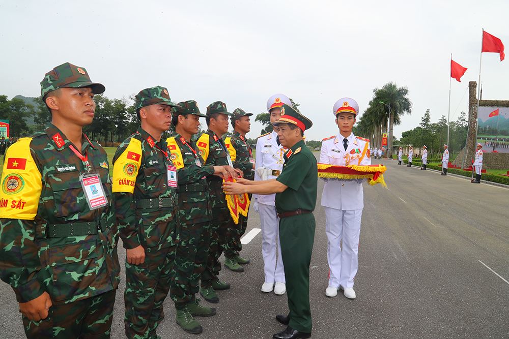 Thượng tướng Nguyễn Văn Nghĩa trao Cờ lưu niệm tặng đại diện các đoàn tham dự hội thao. Ảnh: Mạnh Hùng