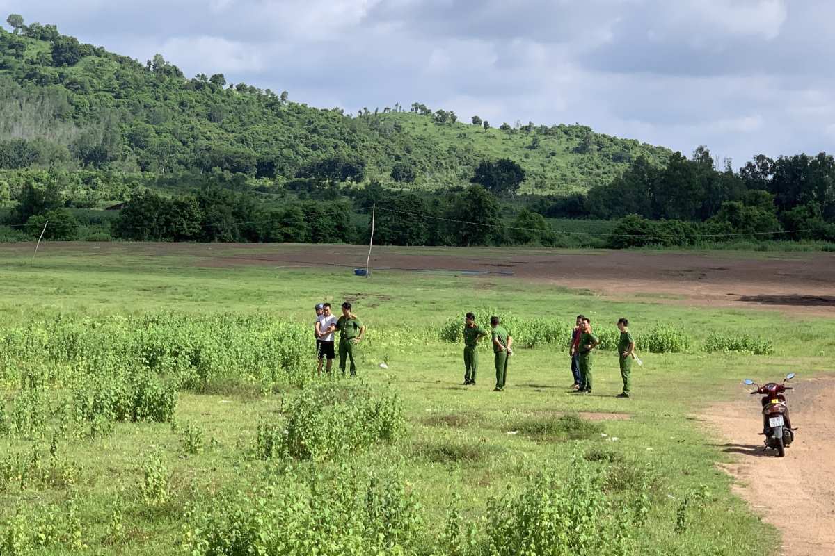Cơ quan chức năng tổ chức thực nghiệm hiện trường vụ án hiếp dâm. Ảnh: Công an