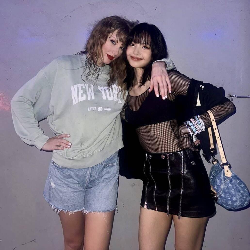 Lisa chup hinh cung Taylor Swift o buoi hoa nhac Singapore. Anh: Instagram