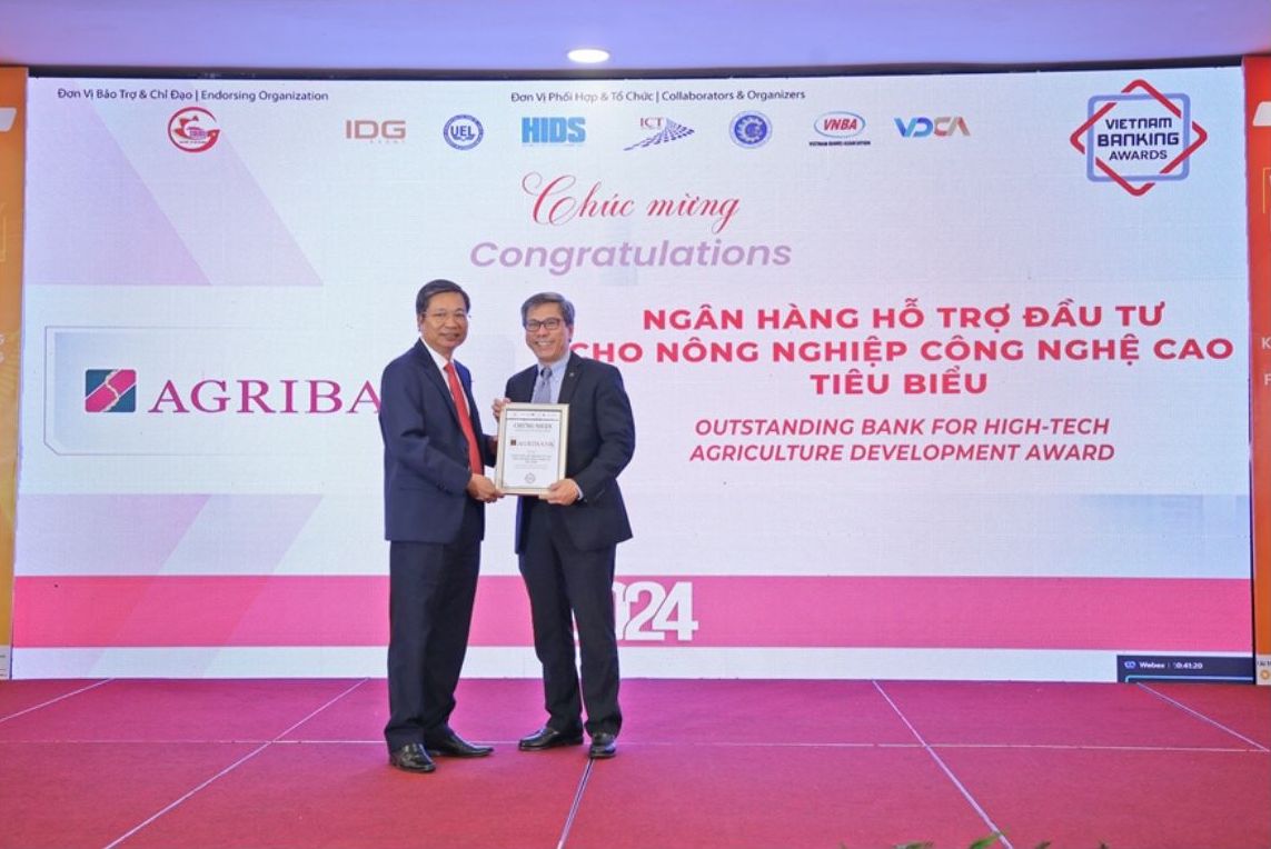 Representative of Agribank, Mr. Pham Gia Khuong - Deputy Head of Representative Office for the Southern Region (left) received the title "Typical Bank supporting investment in high-tech agriculture" 2024