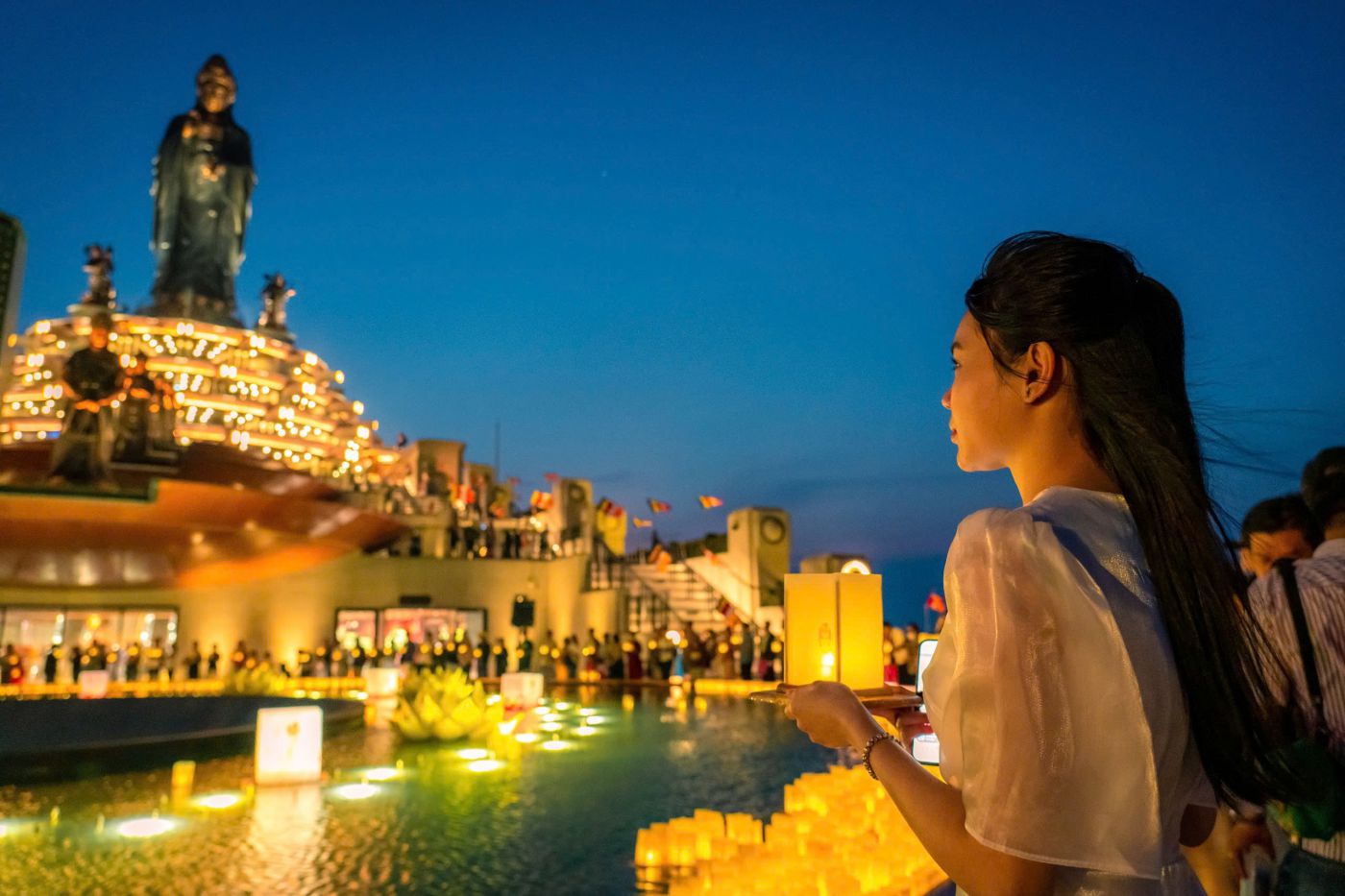 Đại lễ dâng đăng mùa Vu Lan báo hiếu trên núi Bà Đen, Tây Ninh. Ảnh: Minh Tú