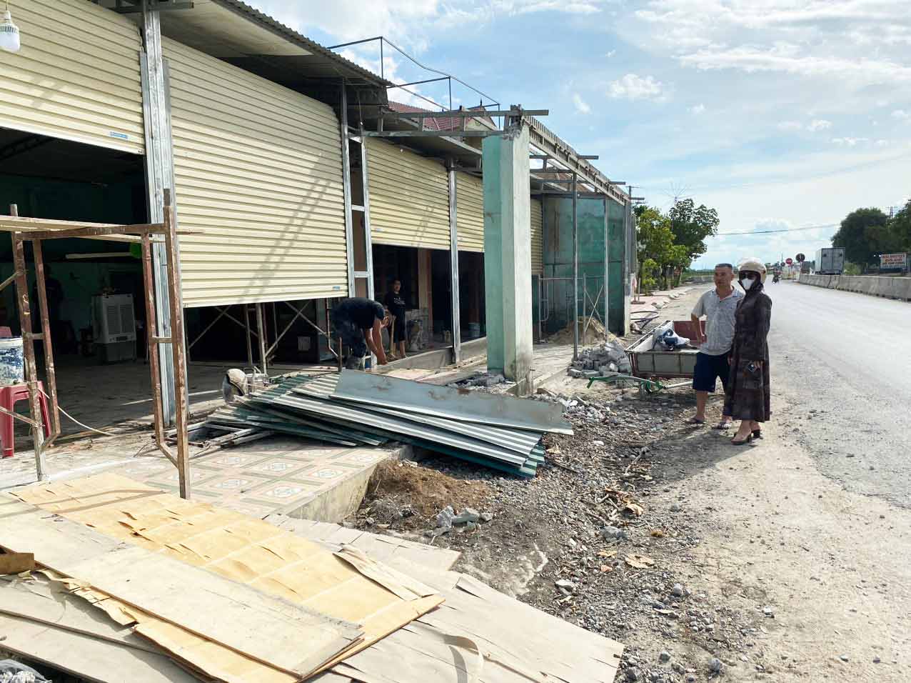 Huyện Diễn Châu (Nghệ An) vận động người dân giải phóng mặt bằng dự án nâng cấp Quốc lộ 7. Ảnh: Hải Đăng