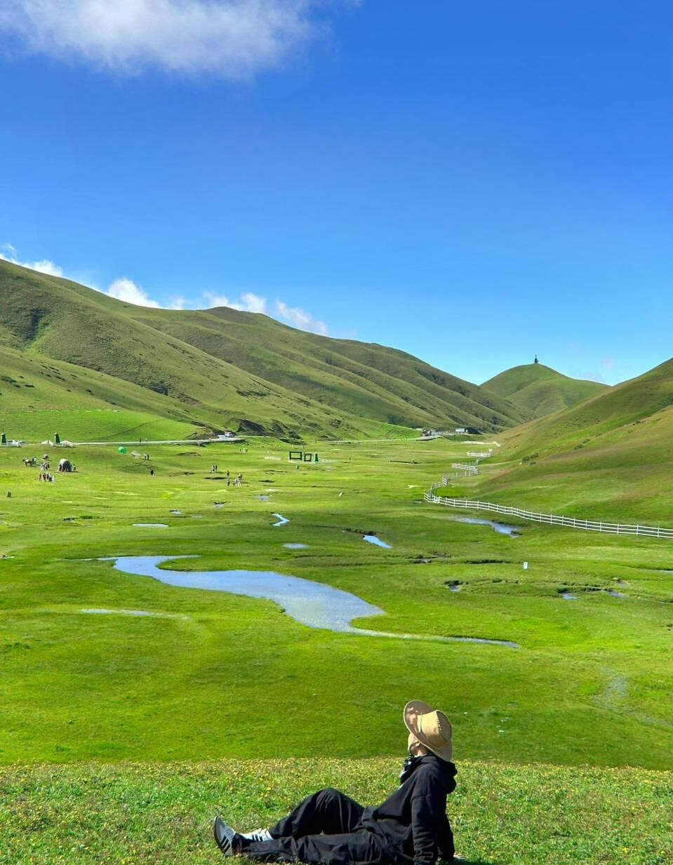 Dai Hai Thao Mountain located in Dai Hai town, Hoi Trach district, Khuc Tinh province - Yunnan, China is often called beautiful names such as "little Tibet" or "God's splendid piece of silk" because of its scenery. so beautiful and poetic.