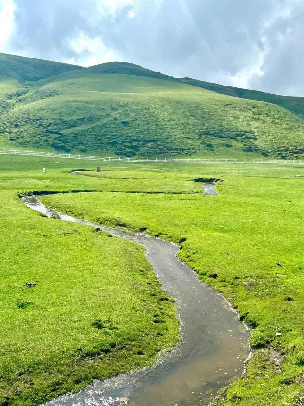 “Not only are there meadows, but there are also wildflowers, small flowing streams, cross-shaped fences next to which white sheep leisurely graze, windmills in the blue sky... "This place deserves to be China's top scenic spot," Mr. Huan shared.