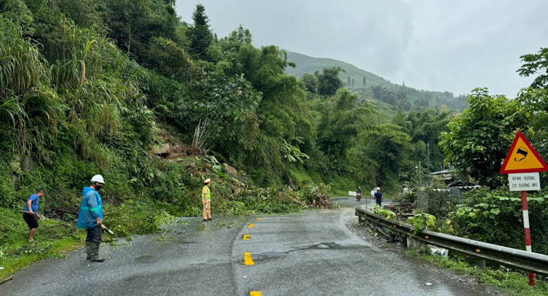 Diem sat lo tren Quoc lo 4D khien cac phuong tien di chuyen tu Lao Cai di Sa Pa va chieu nguoc lai gap kho khan. Anh: Pham Bang