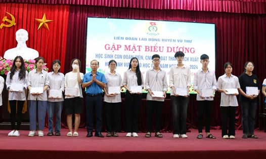 LĐLĐ huyện Vũ Thư (tỉnh Thái Bình) tổ chức gặp mặt, tuyên dương con cán bộ, đoàn viên, người lao động vượt khó học giỏi. Ảnh: Bá Mạnh