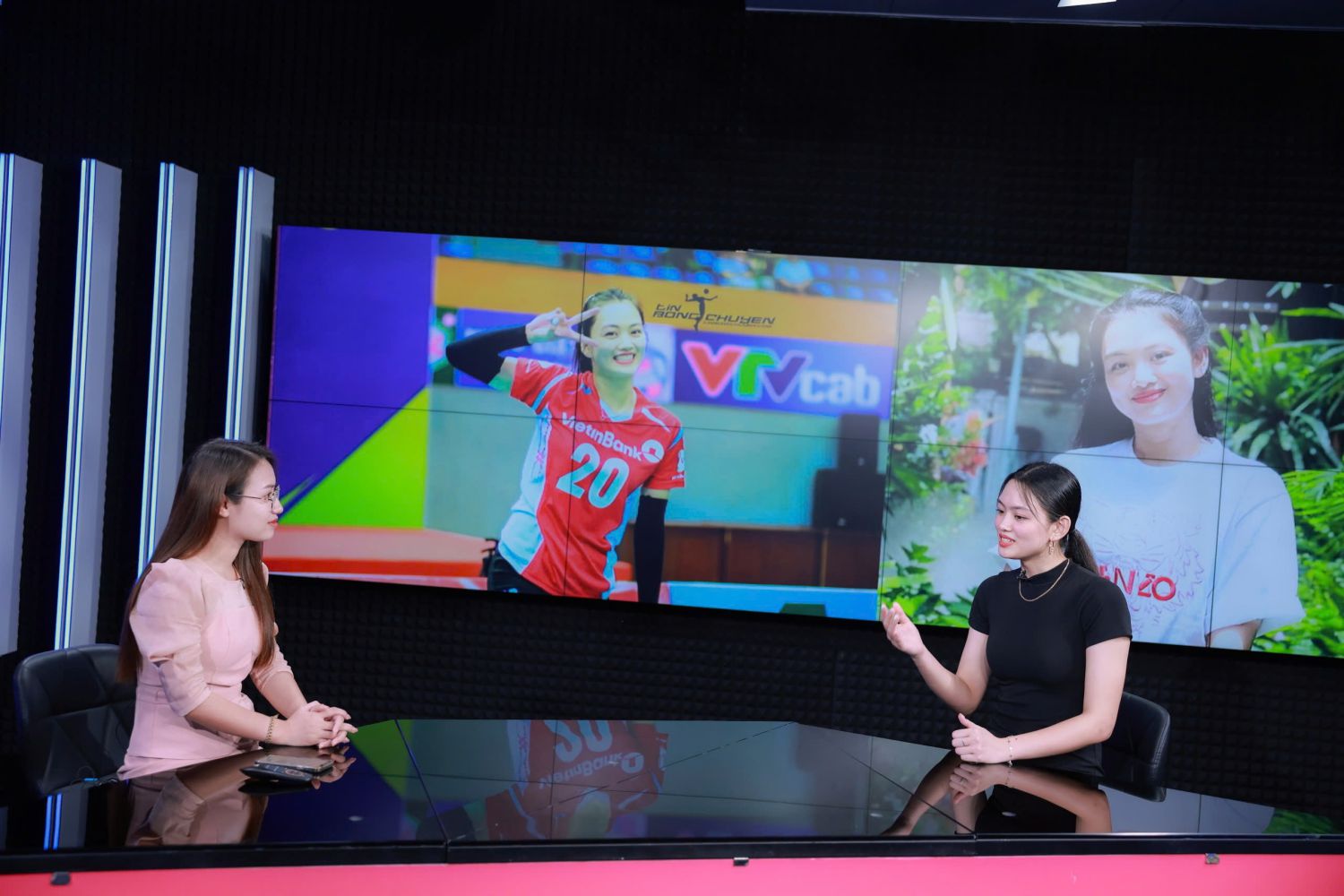 Thu Hoai in the program "Sports Perspective" of Lao Dong Newspaper. Photo: Hai Nguyen