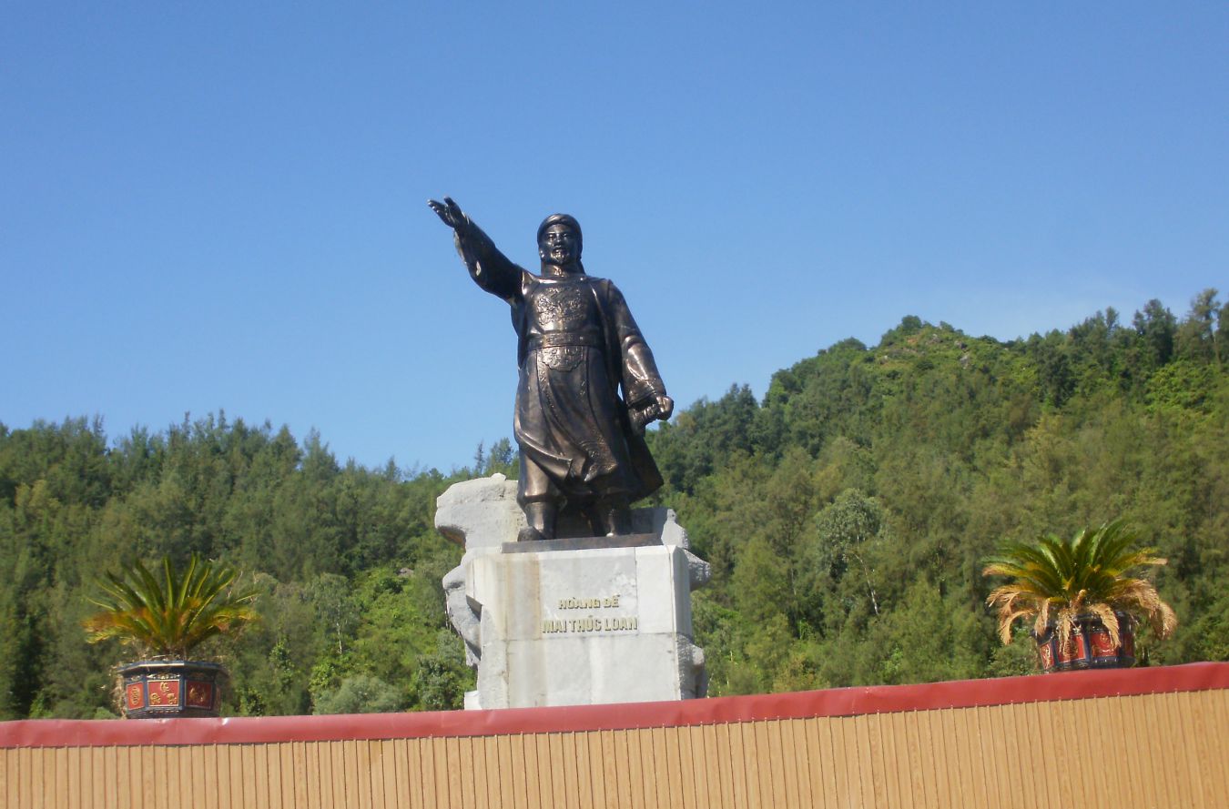 Tượng đài Mai Thúc Loan tại quảng trường ở xã Thịnh Lộc, huyện Lộc Hà.