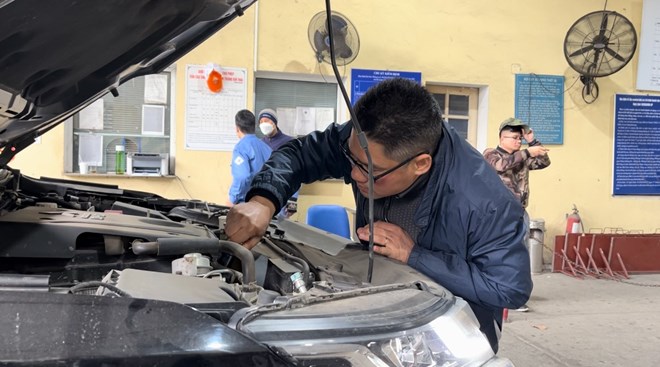 Một trung tâm đăng kiểm hoạt động ở Hà Nội. Ảnh: Tường Vân