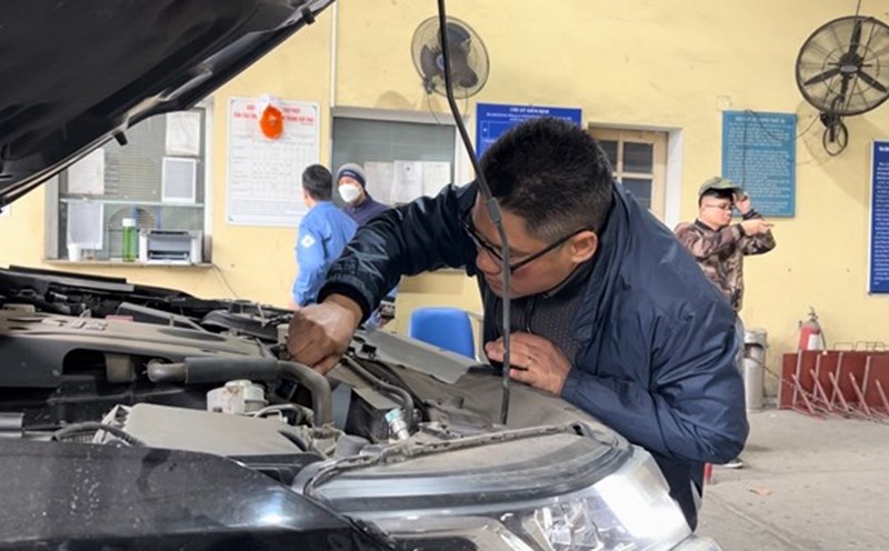 Một trung tâm đăng kiểm hoạt động ở Hà Nội. Ảnh: Tường Vân