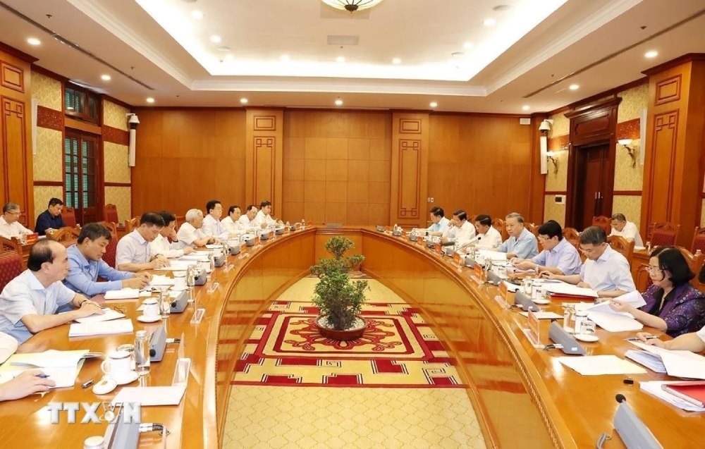 Standing meeting of the Document Subcommittee to give comments on the draft Political Report developed by the Editorial Team on the basis of the detailed outline of the Political Report approved by the 9th Central Conference, term XIII. Photo: Tri Dung/TTXVN