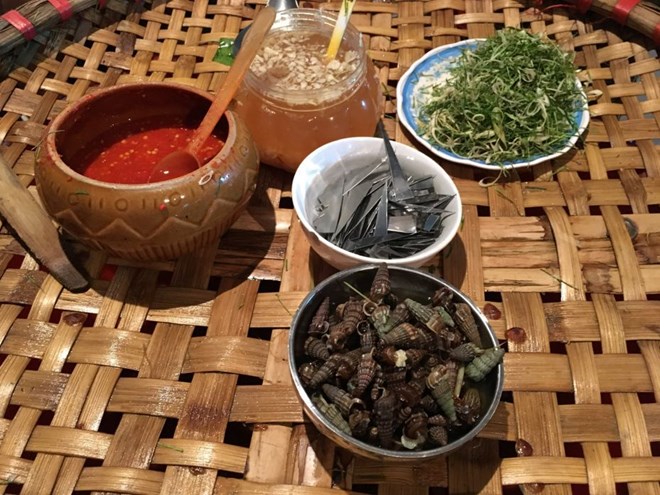 Rằm tháng Bảy, đội mưa Ngâu tìm ốc mút