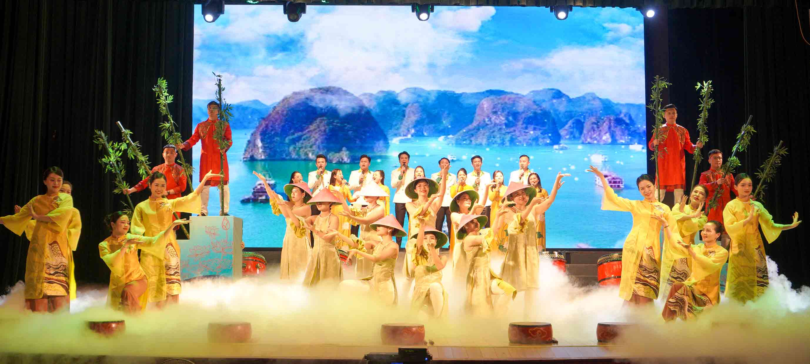 Tiết mục ấn tượng trong chương trình Liên hoan tiếng hát công chức, viên chức, người lao động tỉnh Nghệ An. Ảnh: Duy Chương,