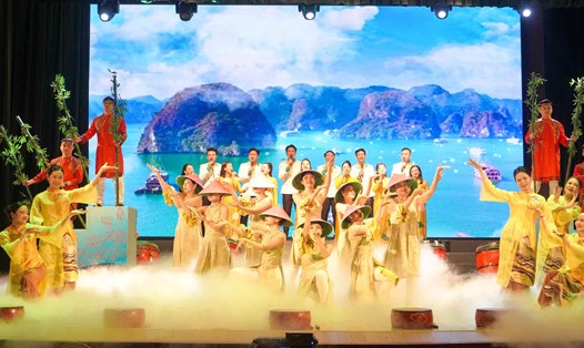 Tiết mục ấn tượng trong chương trình Liên hoan tiếng hát công chức, viên chức, người lao động tỉnh Nghệ An. Ảnh: Duy Chương,