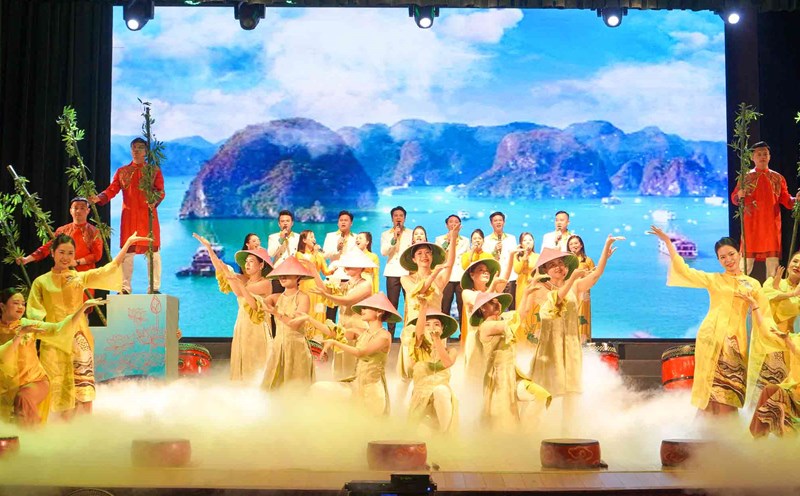 Tiết mục ấn tượng trong chương trình Liên hoan tiếng hát công chức, viên chức, người lao động tỉnh Nghệ An. Ảnh: Duy Chương,