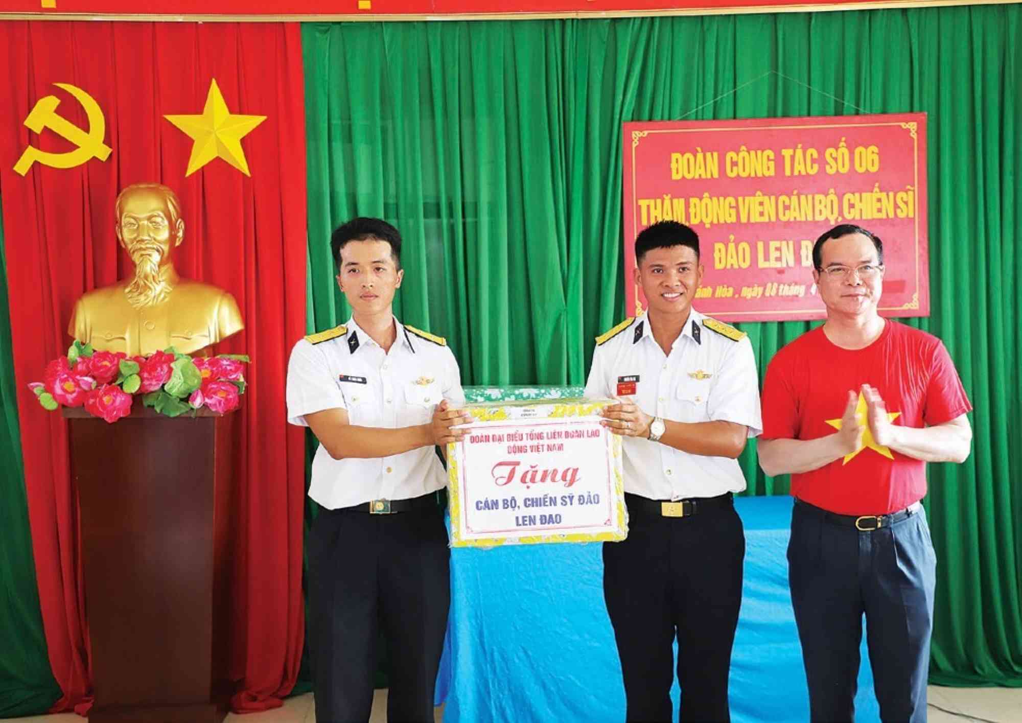 Chairman of the Vietnam General Confederation of Labor Nguyen Dinh Khang visited troops and people on Truong Sa island district in April 2024. Photo: CAT TUONG