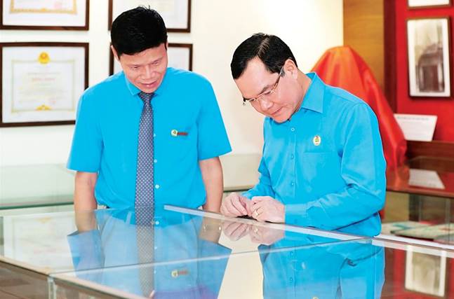 Member of the Party Central Committee, Chairman of the Vietnam General Confederation of Labor Nguyen Dinh Khang visited the traditional room of Lao Dong Newspaper. Photo: HAI NGUYEN