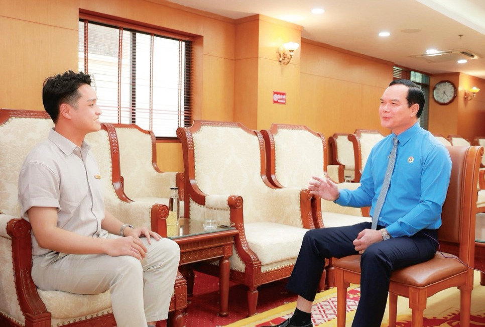 Lao Dong Newspaper reporter interviewed President of the Vietnam General Confederation of Labor Nguyen Dinh Khang. Photo: HAI NGUYEN