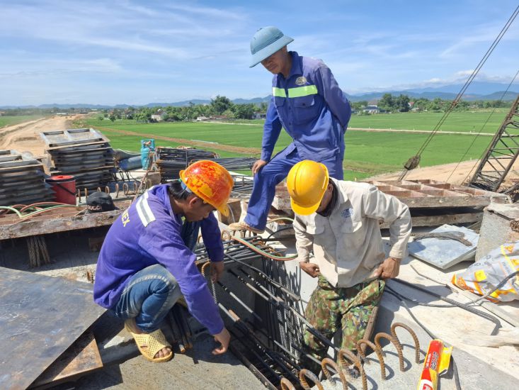Công nhân miệt mài thi công hạng mục cầu vượt thuộc Dự án cao tốc Bắc - Nam ở Hà Tĩnh. Ảnh: Trần Tuấn