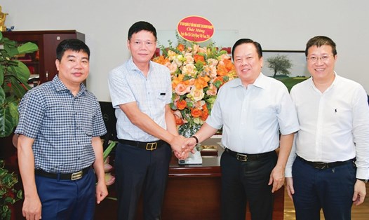 Ủy viên Trung ương Đảng, Chủ tịch Ủy ban quản lý vốn Nhà nước tại doanh nghiệp Nguyễn Hoàng Anh chúc mừng Báo Lao Động nhân Ngày Báo chí Cách mạng Việt Nam 21.6. Ảnh: PHƯƠNG HÀ