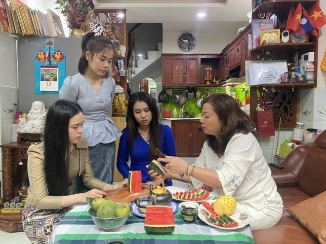 Người mẹ Việt đỡ đầu 6 sinh viên Lào