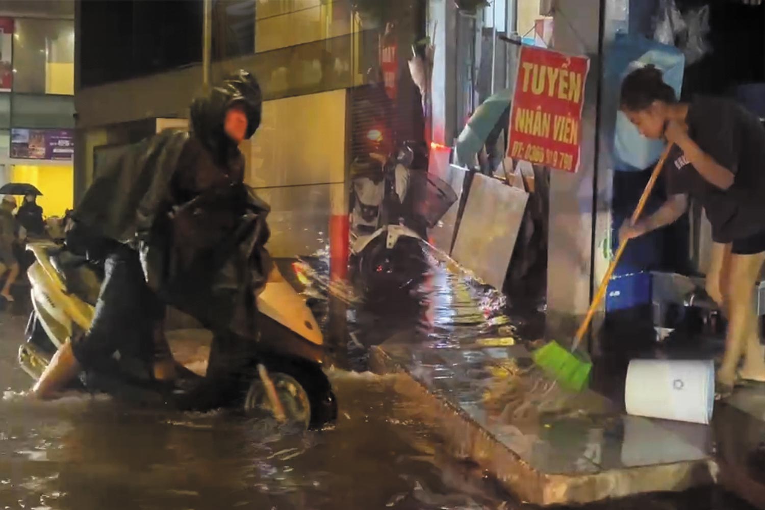 Người dân Hà Nội chật vật tan tầm giữa cơn mưa như trút
