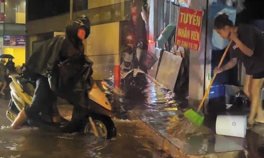 Người dân Hà Nội chật vật tan tầm giữa cơn mưa như trút