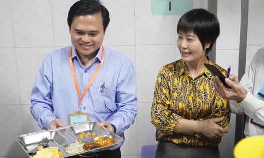 Đoàn khảo sát do ông Cao Thanh Bình - Trưởng ban Văn hoá - Xã hội HĐND TPHCM (bên trái) làm trưởng đoàn có buổi làm việc tại Công ty TNHH MTV suất ăn công nghiệp Tú Anh. Ảnh: Ngọc Lê