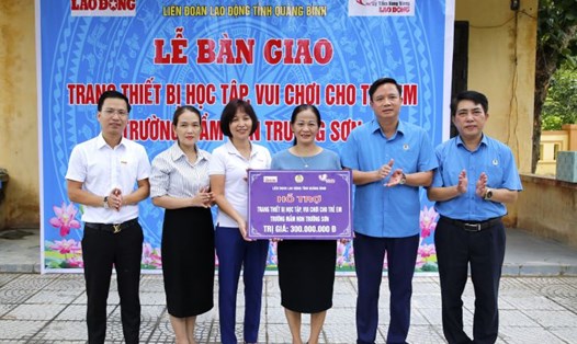 Ông Phạm Tiến Nam - Chủ tịch LĐLĐ tỉnh Quảng Bình (thứ hai từ phải sang) cùng Đại diện Quỹ Xã hội từ thiện Tấm lòng Vàng trao quà cho trường Mầm non Lâm Thủy. Ảnh: Công Sáng
