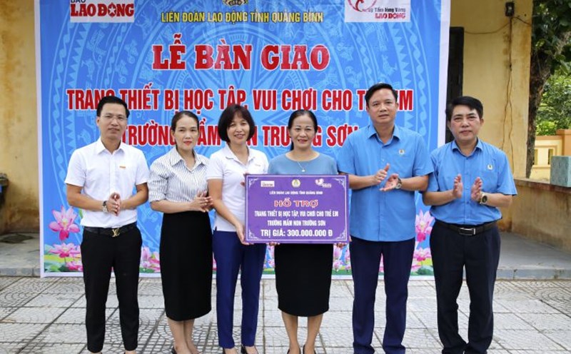 Ông Phạm Tiến Nam - Chủ tịch LĐLĐ tỉnh Quảng Bình (thứ hai từ phải sang) cùng Đại diện Quỹ Xã hội từ thiện Tấm lòng Vàng trao quà cho trường Mầm non Lâm Thủy. Ảnh: Công Sáng