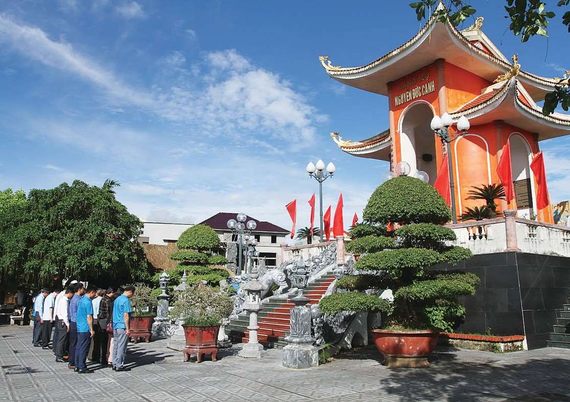 Cán bộ Công đoàn dâng hương tưởng niệm lãnh tụ Nguyễn Đức Cảnh. Ảnh: TRUNG DU